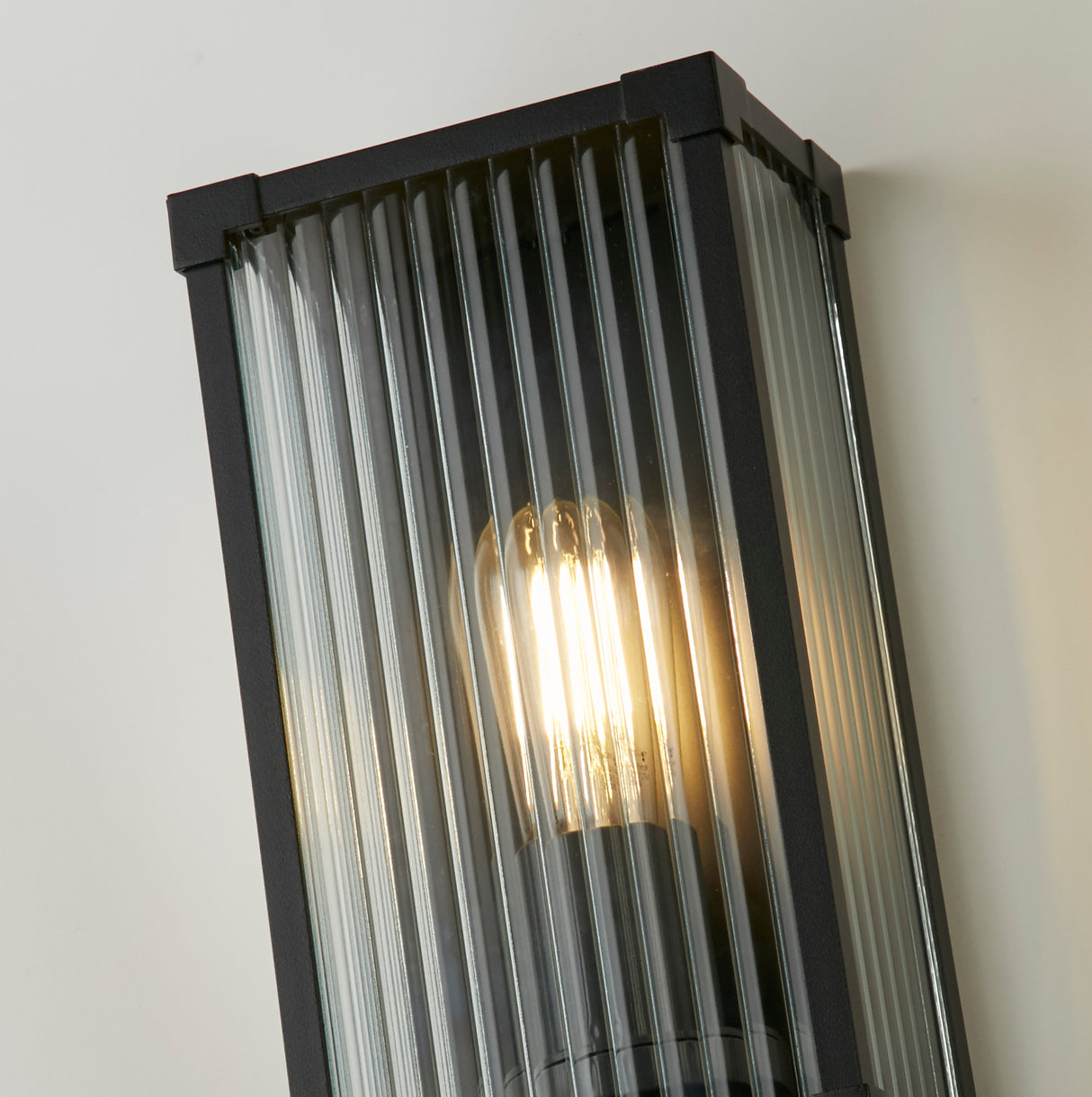 Searchlight Electric Cincinnati Outdoor Wall Lamp Aluminium, Clear ribbed glass 39340BK