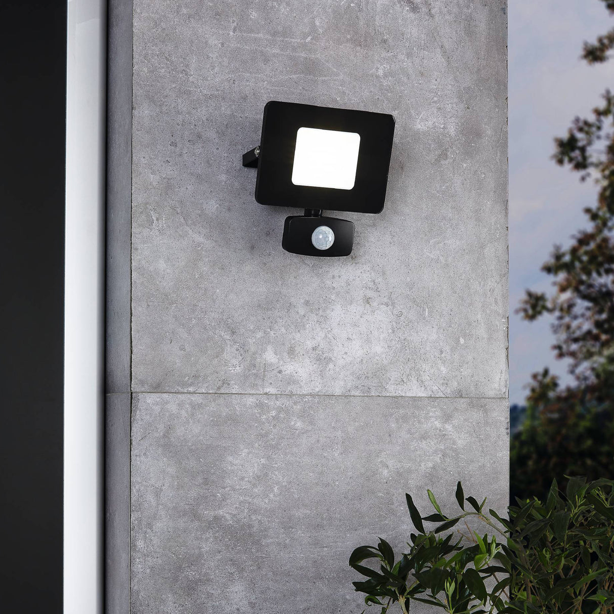 Eglo EU FAEDO?3 Outdoor LED Floodlight – Black Aluminium, Motion Sensor, Daylight White, Compact IP44 Security Lighting