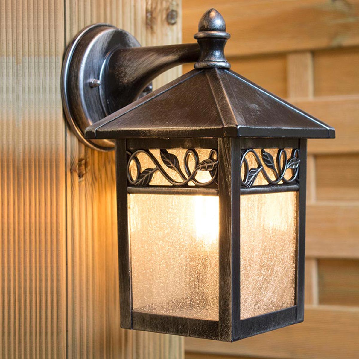Garden Zone Outdoor Wall Light from the Winchcombe range. Winchcombe 1 Light Wall Lantern Product Code = GZH-WC2