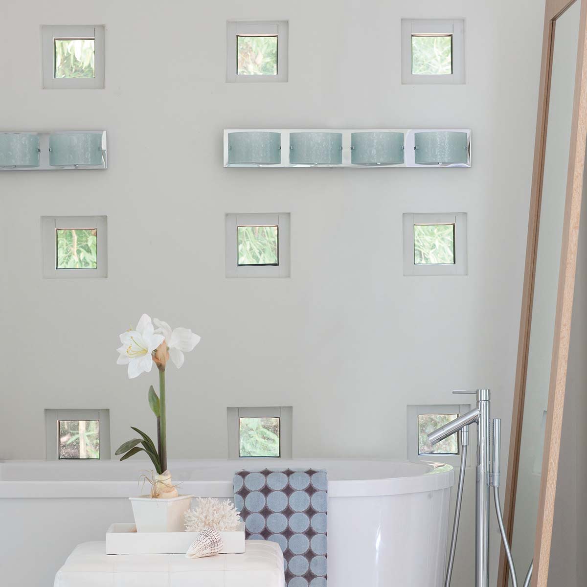 Hinkley Wall Light from the Daphne range. Daphne 4 Light Wall Light Product Code = HK-DAPHNE4-BATH