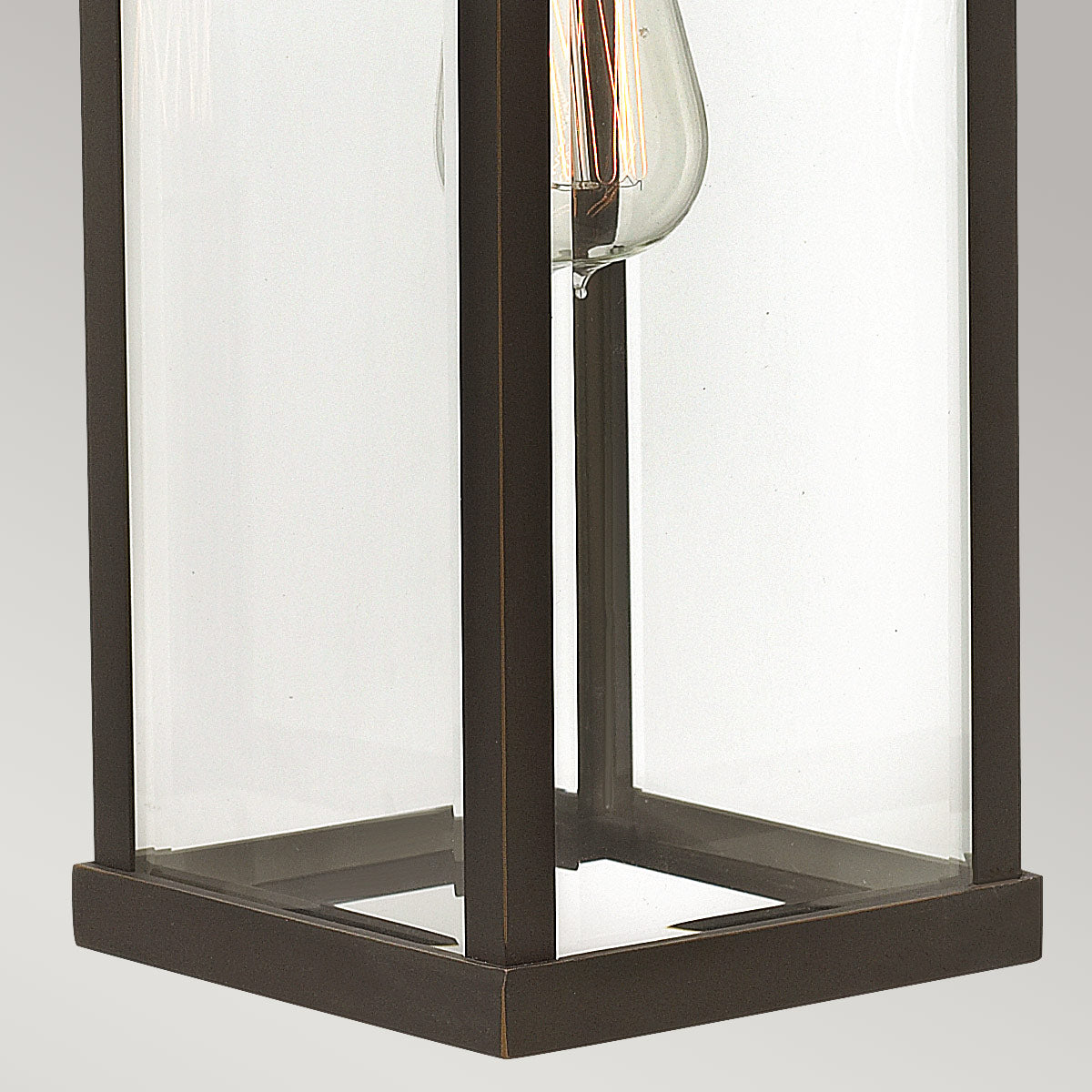 Hinkley Outdoor Wall Light from the Manhattan range. Manhattan 1 Light Large Wall Lantern Product Code = HK-MANHATTAN2-L