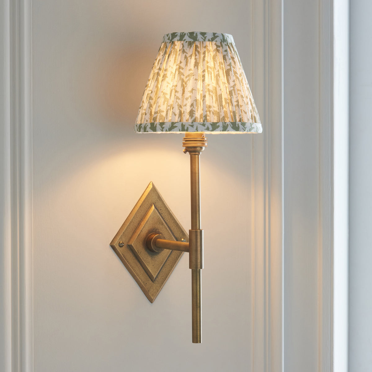 Endon Lighting Diamond Tall & Leaf 16cm 114133 Diamond Tall & Leaf 16cm Wall Light