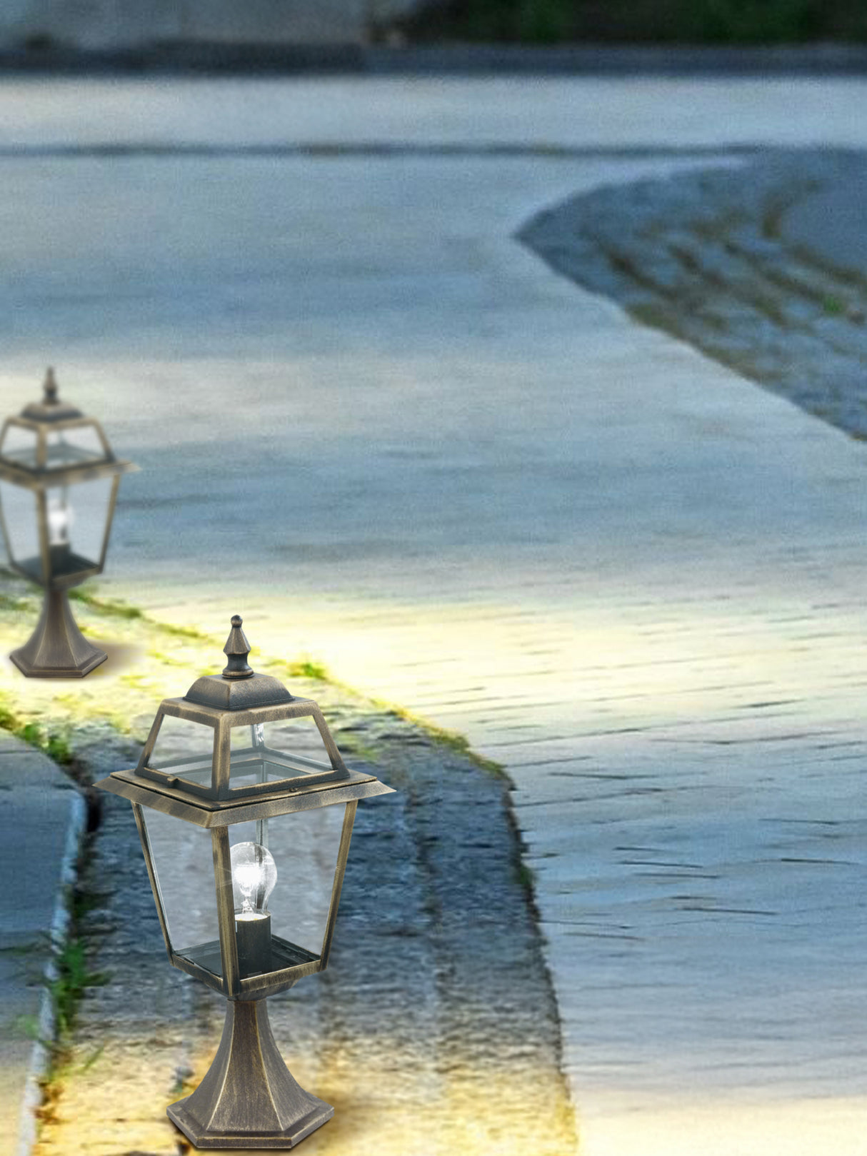 Searchlight Electric New Orleans Outdoor Post- Aluminium, Black Gold & Glass,IP44 1524
