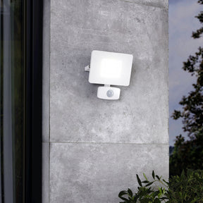 Eglo EU FAEDO?3 Outdoor LED Floodlight – White Aluminium, Motion Sensor, Daylight White, Compact IP44 Security Lighting
