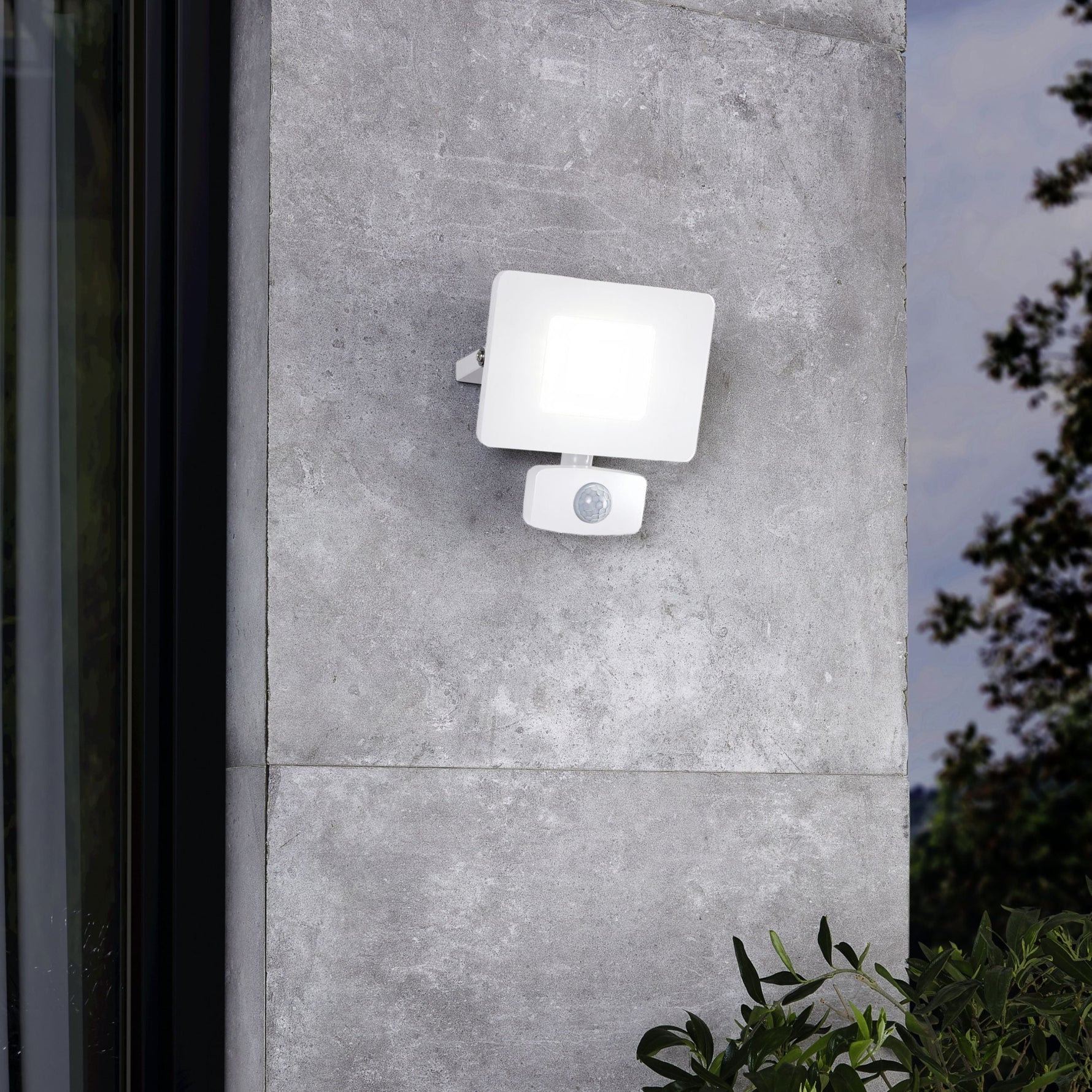 Eglo EU FAEDO?3 Outdoor LED Floodlight – Black Aluminium, Motion Sensor, Daylight White, Compact IP44 Security Lighting