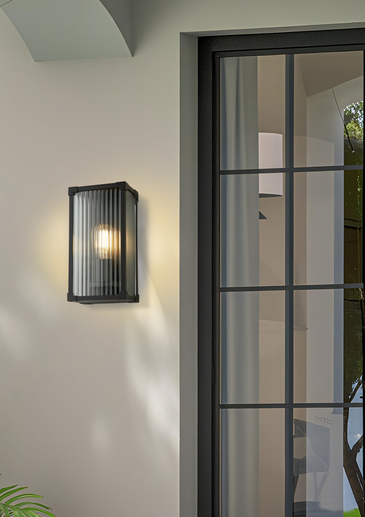 Searchlight Electric Cincinnati Outdoor Wall Lamp Aluminium, Clear ribbed glass 39340BK