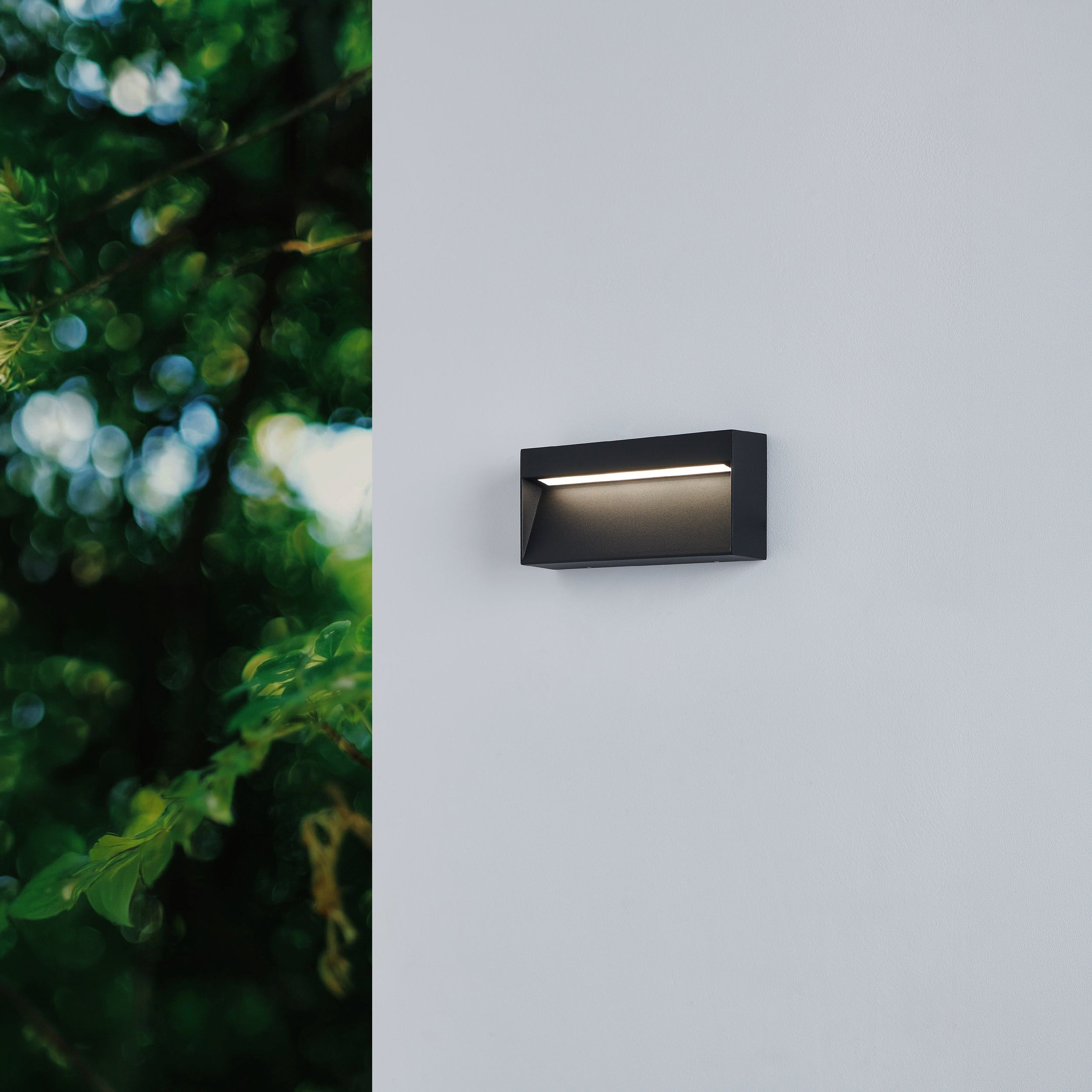 Eglo EU SANIA?4 LED Wall Light – Black & White Aluminium, Warm White, Modern Indoor Wall Lighting