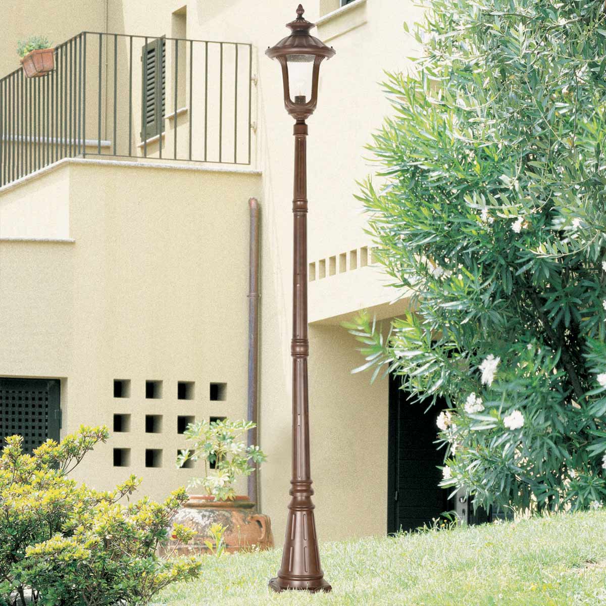 Elstead Lighting Lamp Post from the Chicago range. Chicago 1 Light Medium Lamp Post Product Code = CC5-M