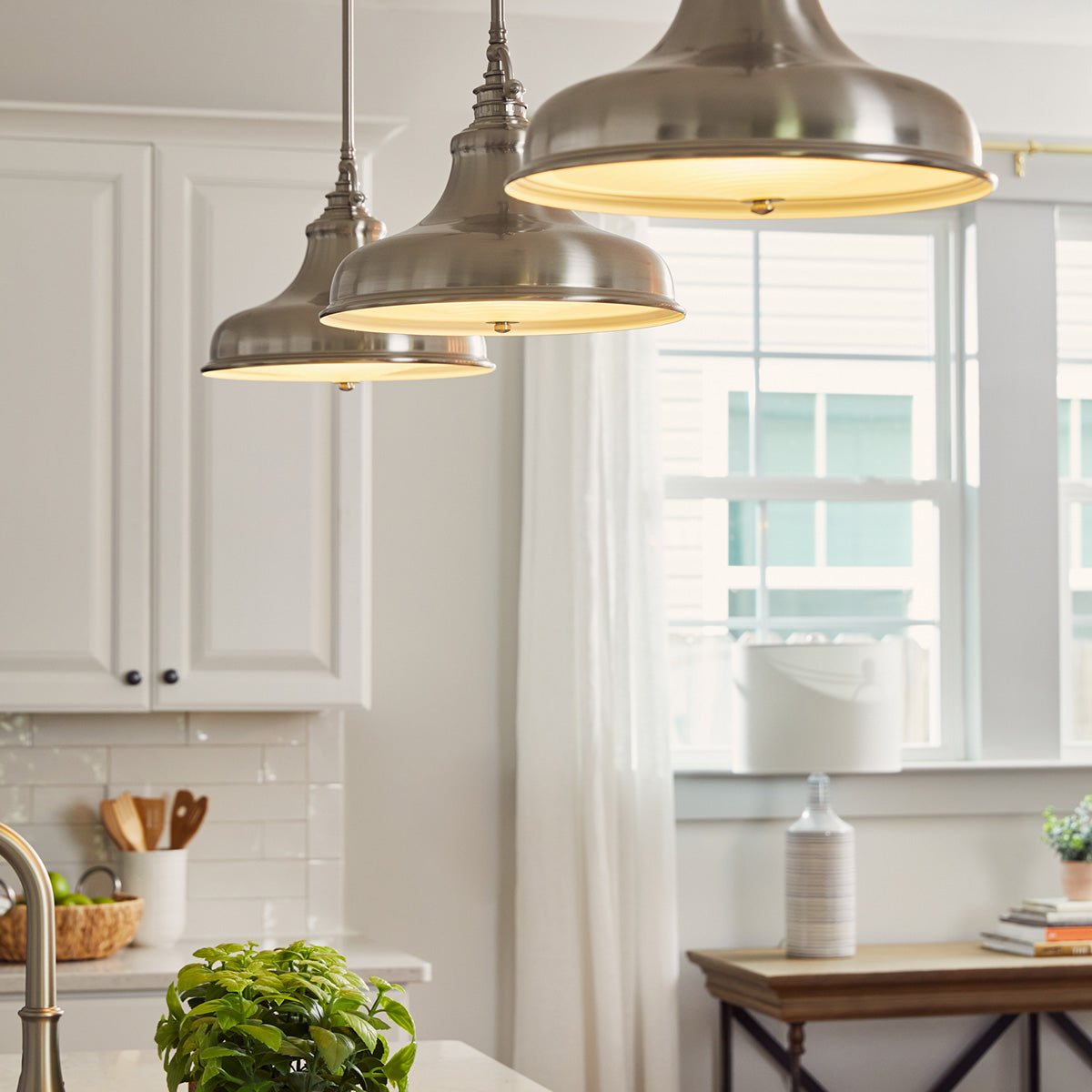 Quoizel Pendant from the Emery range. Emery 1 Light Medium Pendant Product Code = QZ-EMERY-P-M-IS
